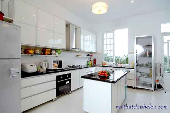 So sánh tủ bếp gỗ, tủ bếp nhôm kính, nên chọn loại nào?